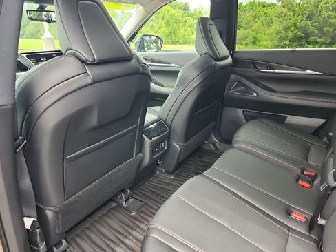 Used 2023 INFINITI QX60 Sensory w/ Vision Package FWD image 12