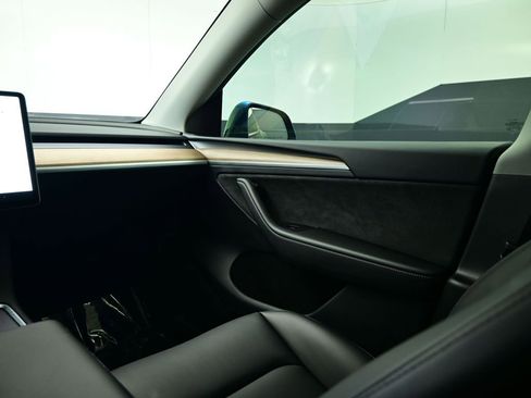 Used 2025 Tesla Model Y Long Range image 39