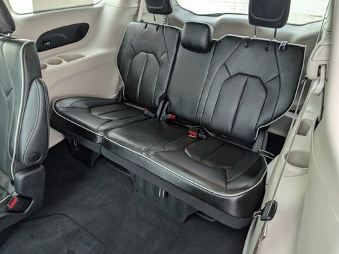 Used 2023 Chrysler Pacifica Limited image 21