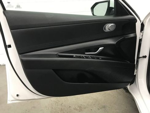 Used 2023 Hyundai Elantra SE image 10