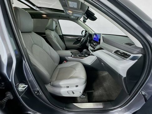 Used 2023 Toyota Highlander Platinum FWD image 30