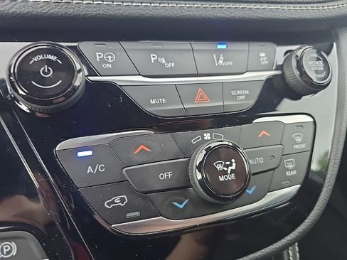 Used 2022 Chrysler Pacifica Limited w/ S Appearance Package FWD image 18