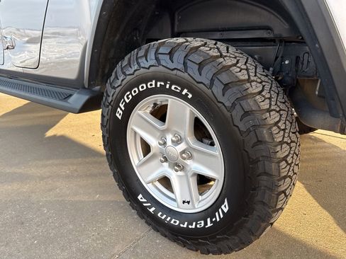 Used 2020 Jeep Gladiator Sport w/ Quick Order Package 24S image 9