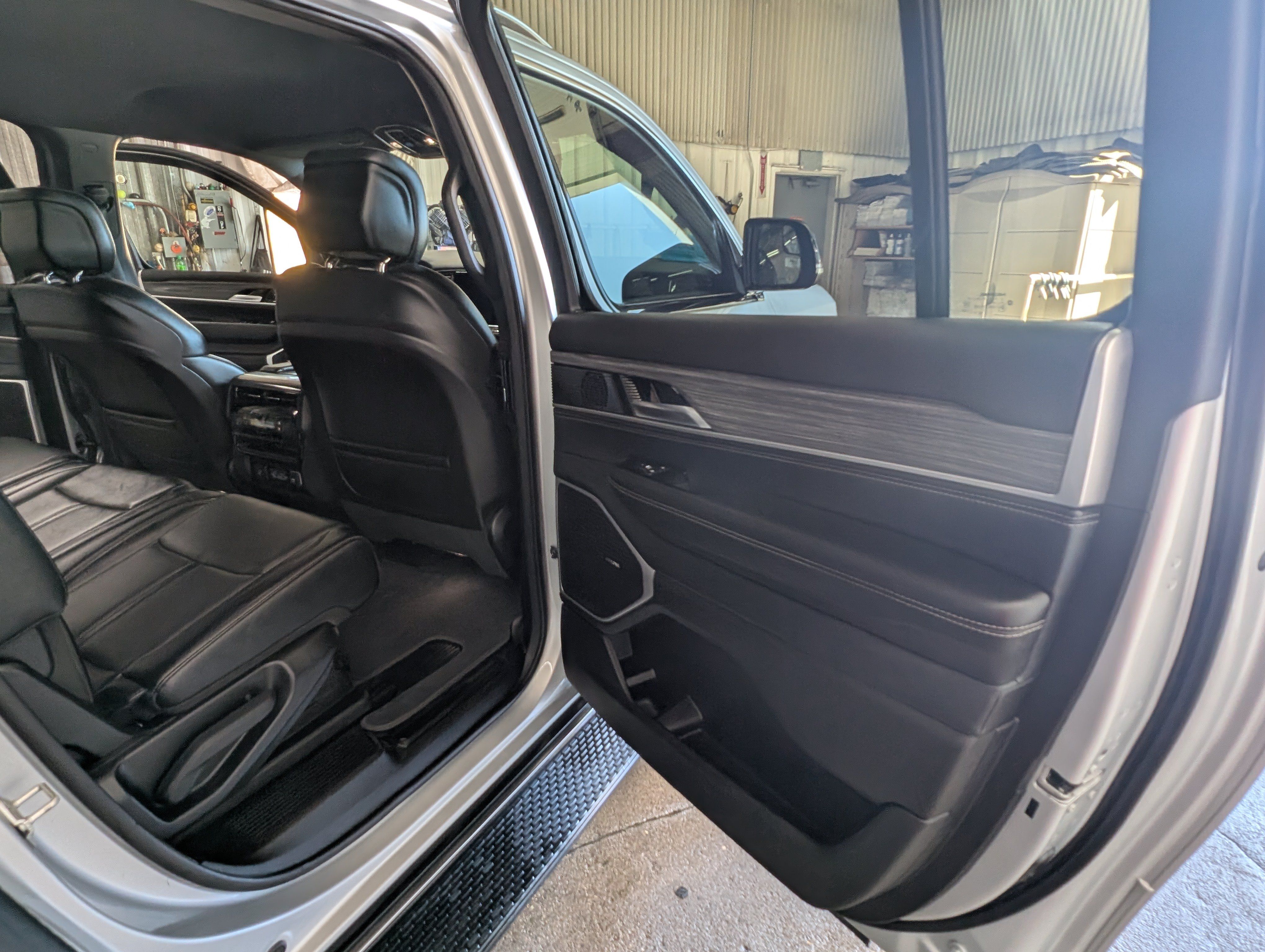 Used 2024 Jeep Wagoneer L Series II w/ Flexible Seating Group AWD/4WD image 6