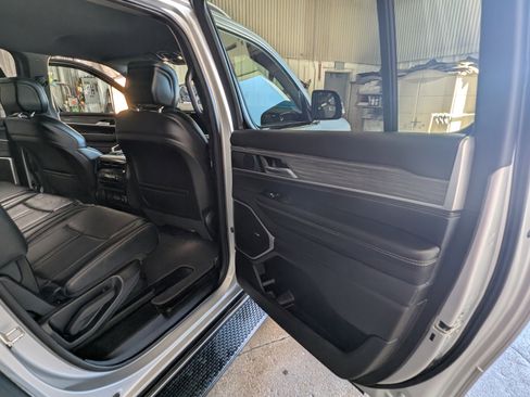 Used 2024 Jeep Wagoneer L Series II w/ Flexible Seating Group AWD/4WD image 6