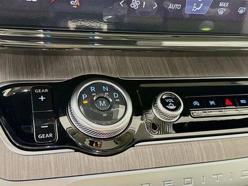 New 2025 Ford Expedition Platinum w/ Platinum Ultimate Package AWD/4WD image 17
