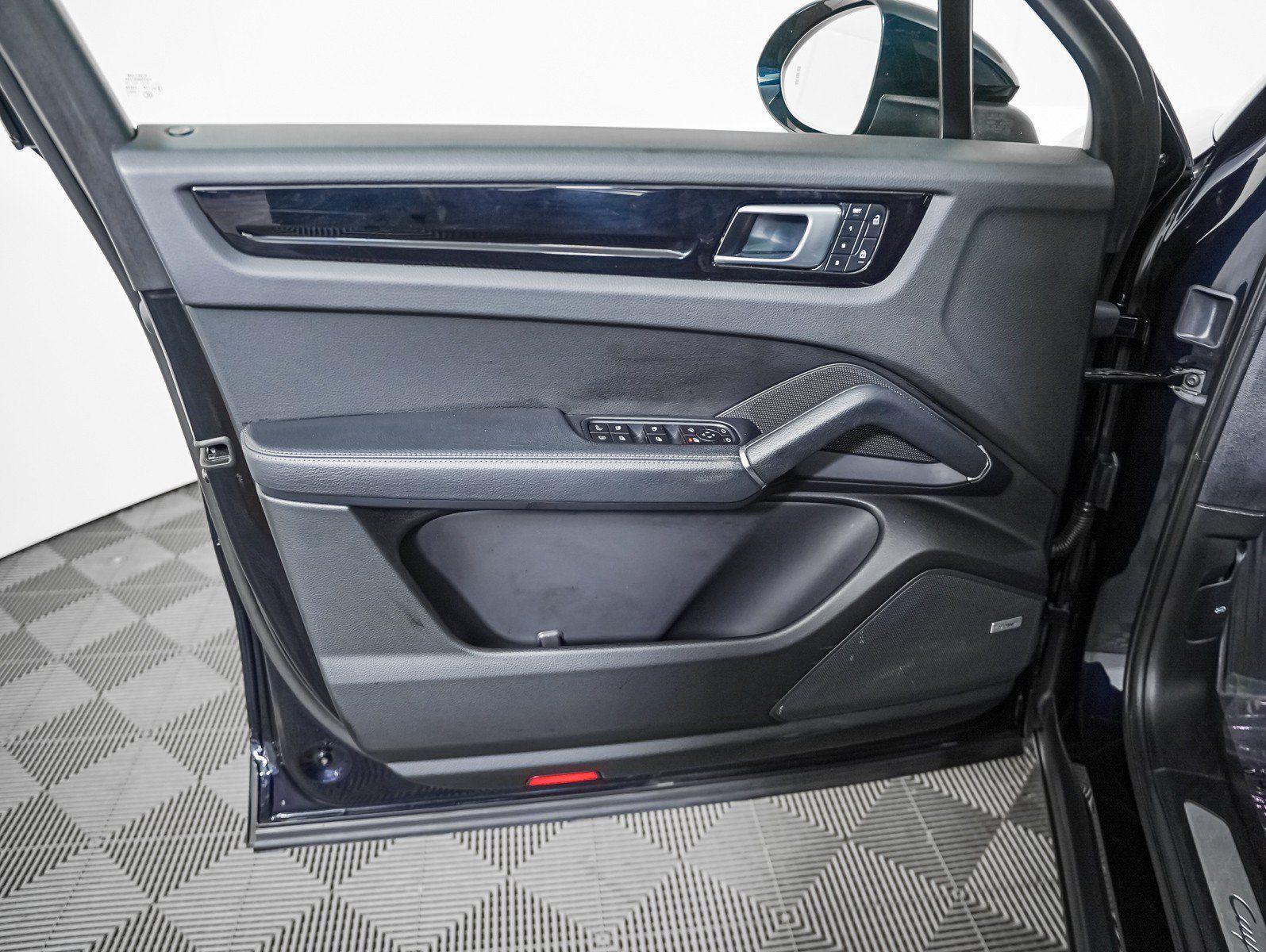 Certified 2022 Porsche Cayenne E-Hybrid AWD/4WD image 28