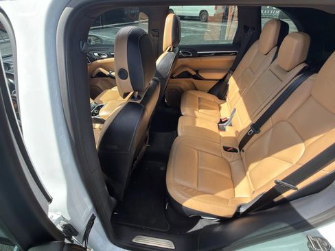 Used 2016 Porsche Cayenne S w/ Premium Package image 18