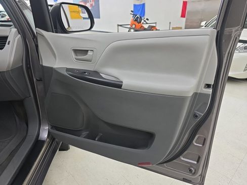 Used 2015 Toyota Sienna L image 12