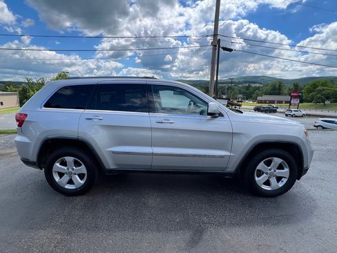 Used 2011 Jeep Grand Cherokee Laredo AWD/4WD image 4