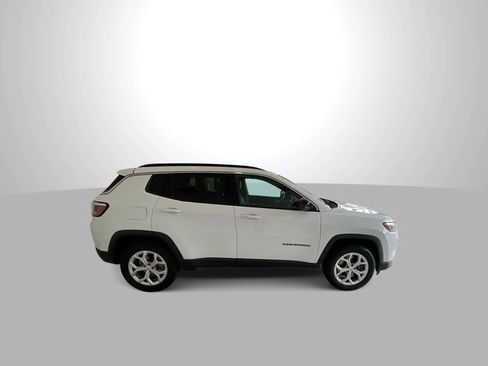 Used 2024 Jeep Compass Latitude AWD/4WD image 9