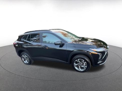Used 2025 Chevrolet Trax LT image 2