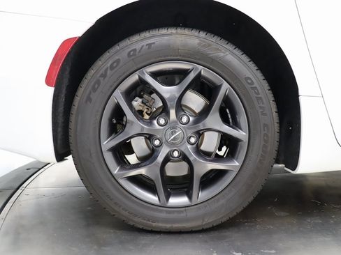 Used 2020 Chrysler Pacifica Touring w/ S Appearance Package image 34