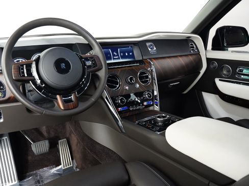Used 2023 Rolls-Royce Cullinan w/ Cullinan Package image 2