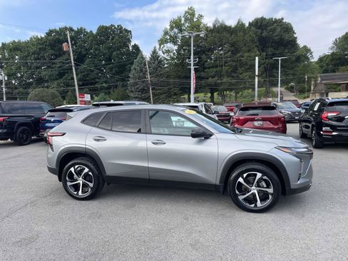 Used 2025 Chevrolet Trax RS w/ Driver Confidence Package FWD image 2