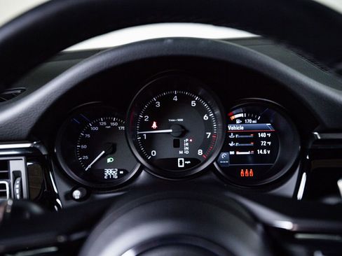 Certified 2025 Porsche Macan AWD/4WD image 15
