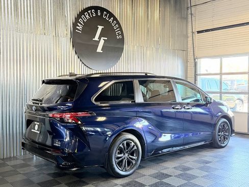 Used 2024 Toyota Sienna XSE AWD/4WD image 4
