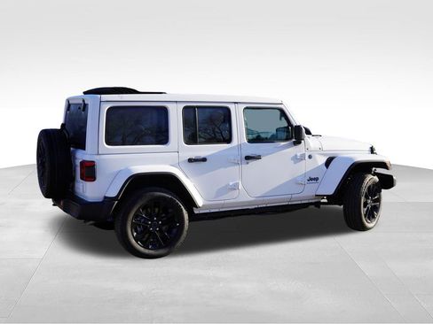 Used 2025 Jeep Wrangler Unlimited Sahara w/ Safety Group AWD/4WD image 5