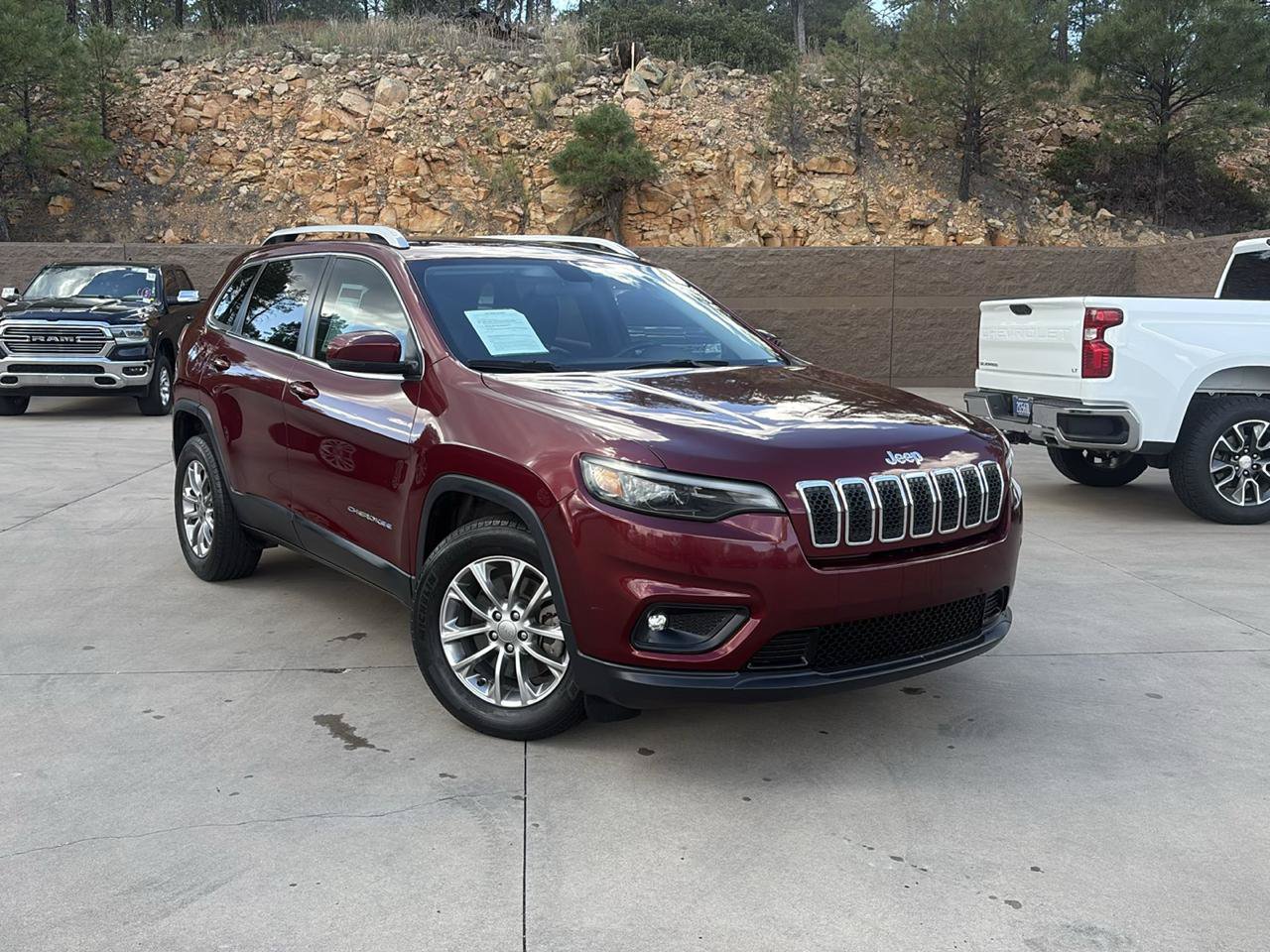 Used 2019 Jeep Cherokee Latitude Plus FWD image 2