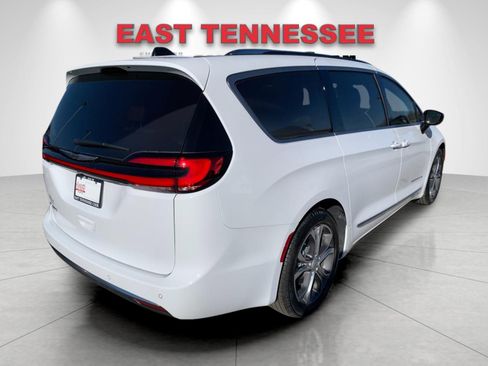 New 2026 Chrysler Pacifica Pinnacle image 3