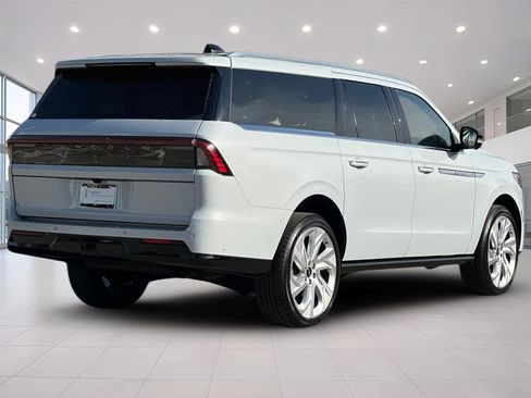 Certified 2025 Lincoln Navigator L Reserve AWD/4WD image 4