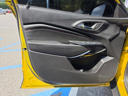Used 2025 Chevrolet Trax RS w/ Sunroof Package FWD image 17