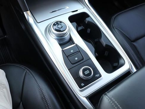 Used 2022 Ford Explorer XLT w/ Equipment Group 202A image 22