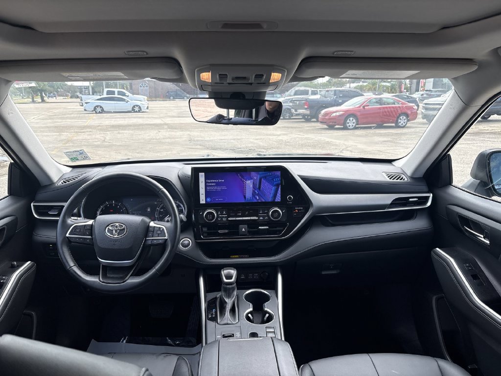 Used 2025 Toyota Highlander XLE FWD image 31