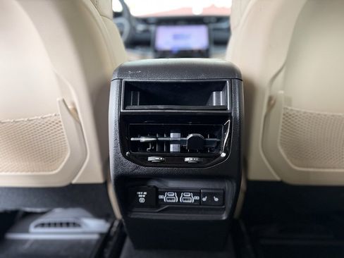 Used 2022 Jeep Grand Cherokee Limited w/ Luxury Tech Group II image 21