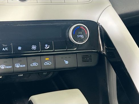 Used 2023 Hyundai Elantra Limited image 20