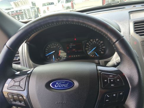 Used 2019 Ford Explorer XLT FWD image 12