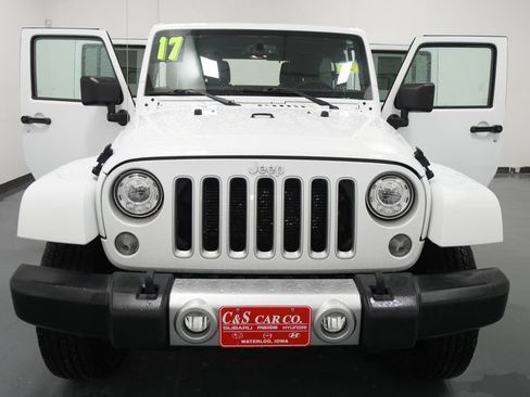 Used 2017 Jeep Wrangler Unlimited Sahara w/ Connectivity Group AWD/4WD image 29