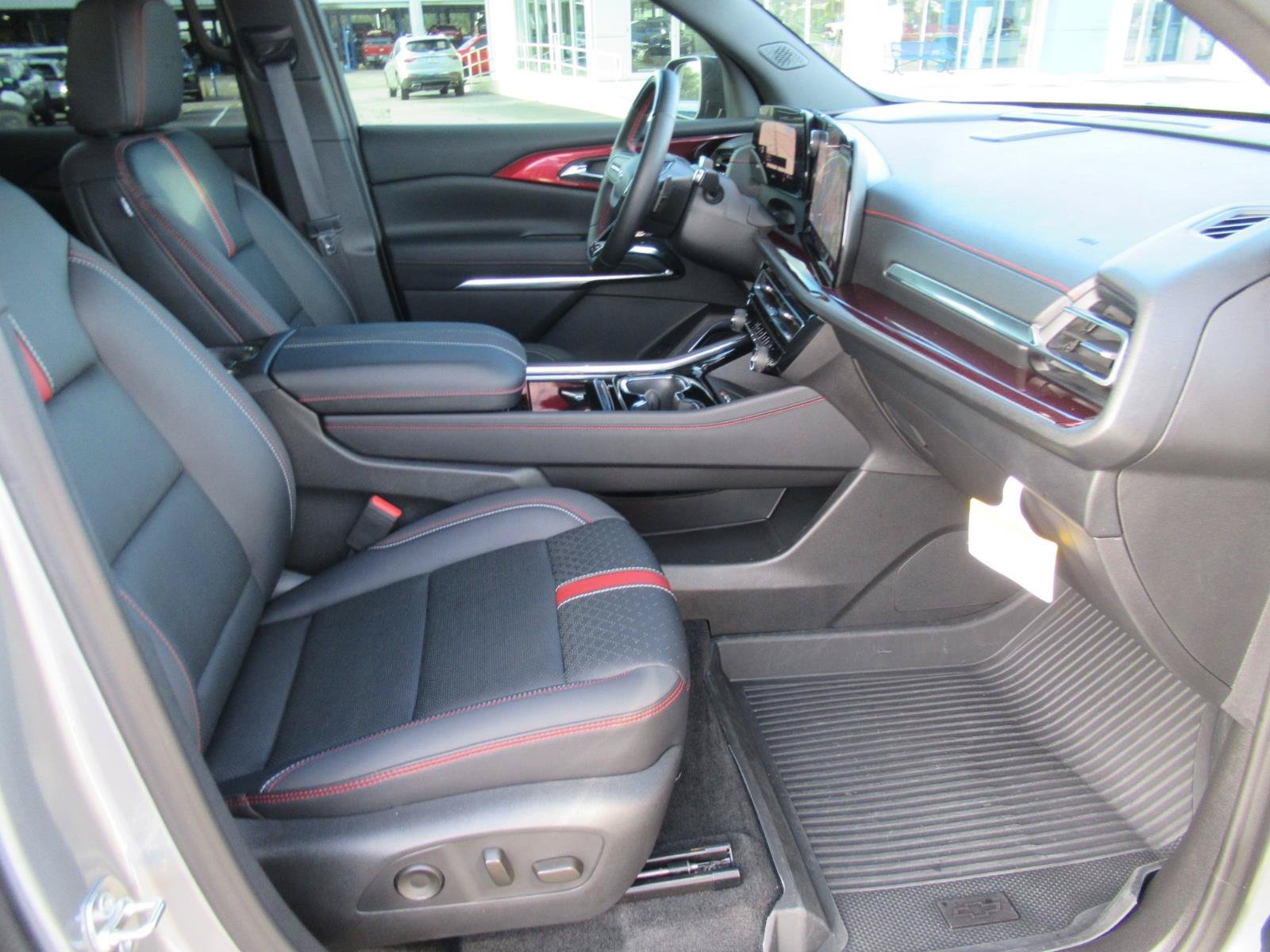 Used 2026 Chevrolet Traverse RS FWD image 11