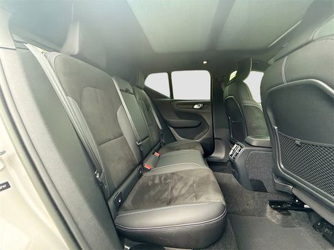 Used 2023 Volvo XC40 Recharge Plus image 29