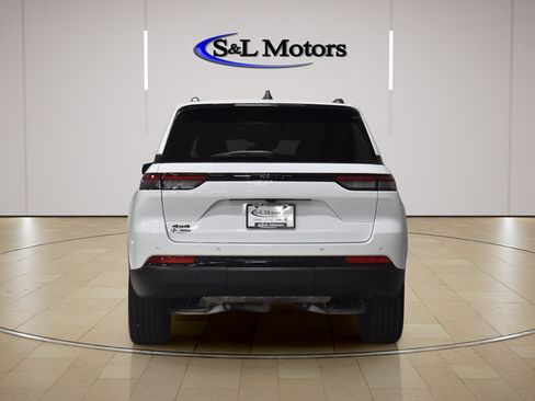 Used 2024 Jeep Grand Cherokee Altitude AWD/4WD image 7