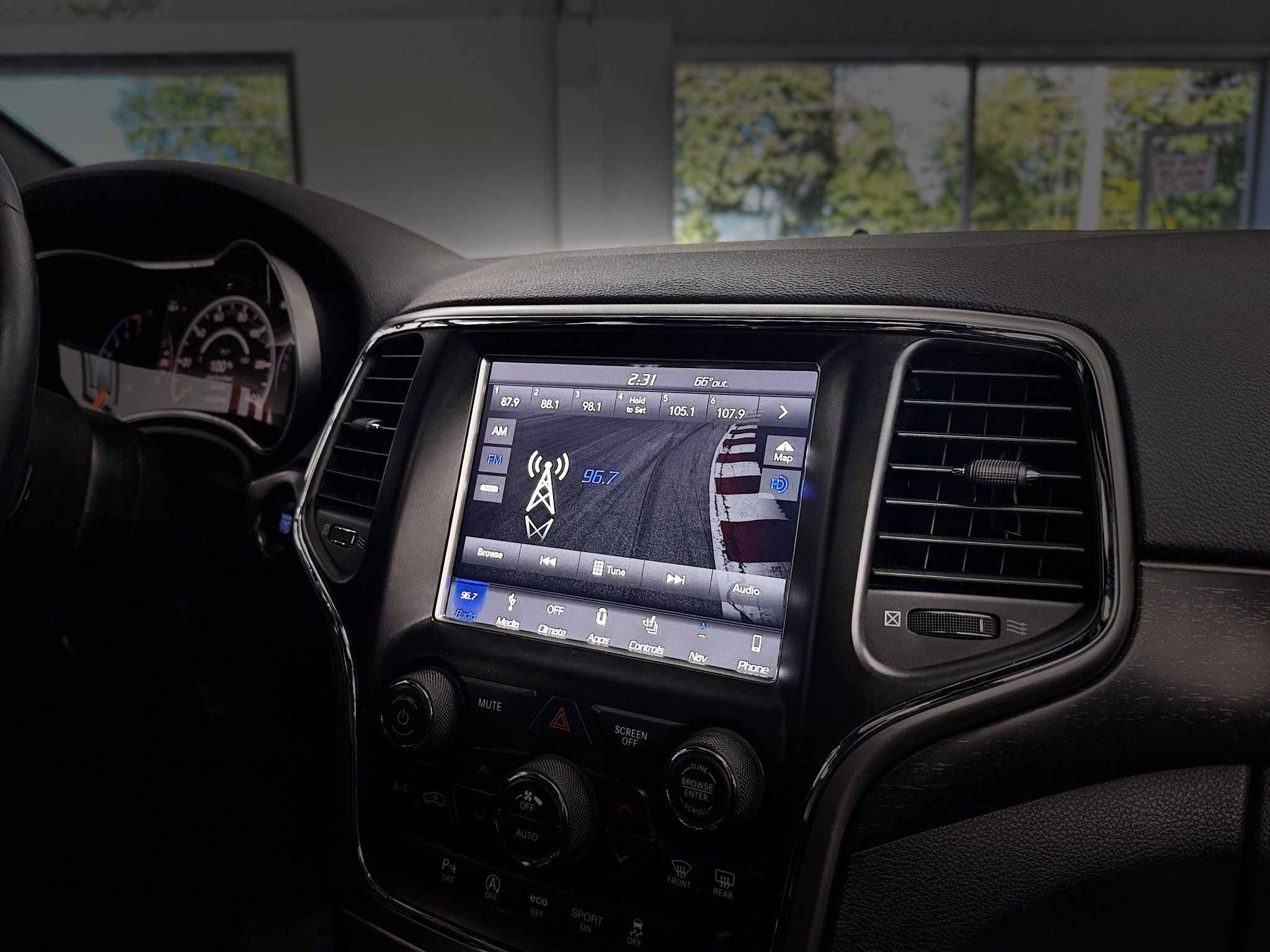 Used 2018 Jeep Grand Cherokee Altitude AWD/4WD image 22