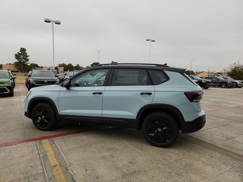 New 2026 Volkswagen Taos SE image 4