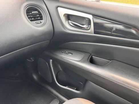 Used 2020 Nissan Pathfinder S FWD image 23