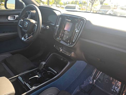 Used 2023 Volvo XC40 Recharge Ultimate image 16