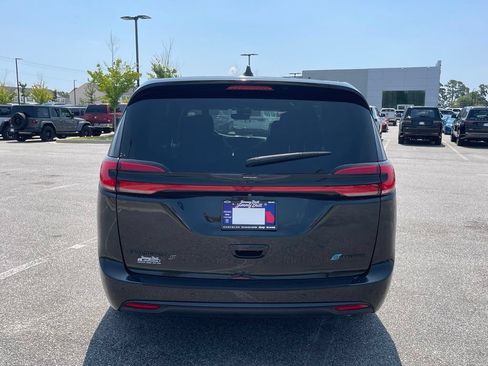 Used 2022 Chrysler Pacifica Limited w/ Uconnect Theater Family Group FWD image 20