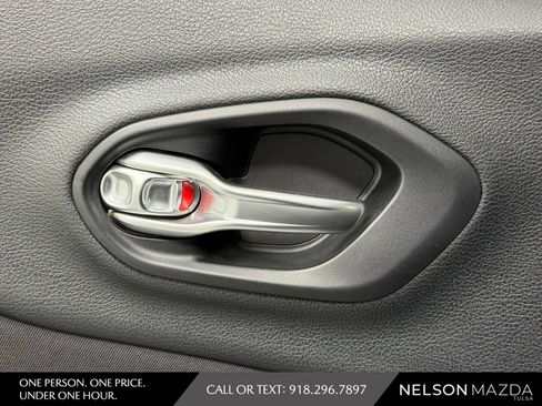 Used 2017 Jeep Cherokee Sport FWD image 31