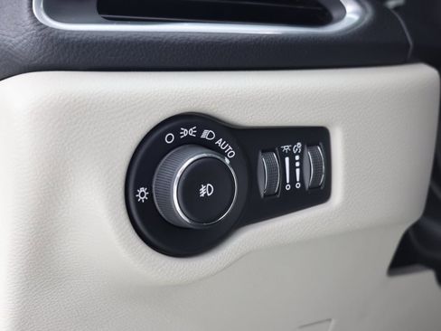 Used 2019 Chrysler Pacifica Limited image 25