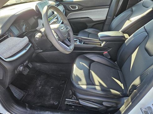 Used 2022 Jeep Compass Latitude image 9