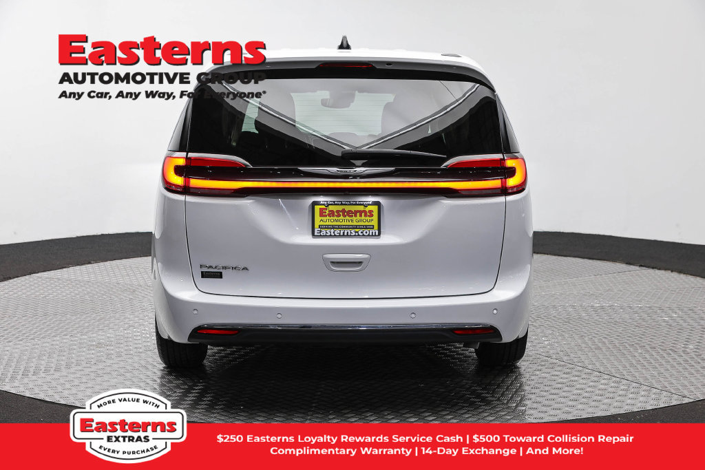 Used 2023 Chrysler Pacifica Touring-L FWD image 7