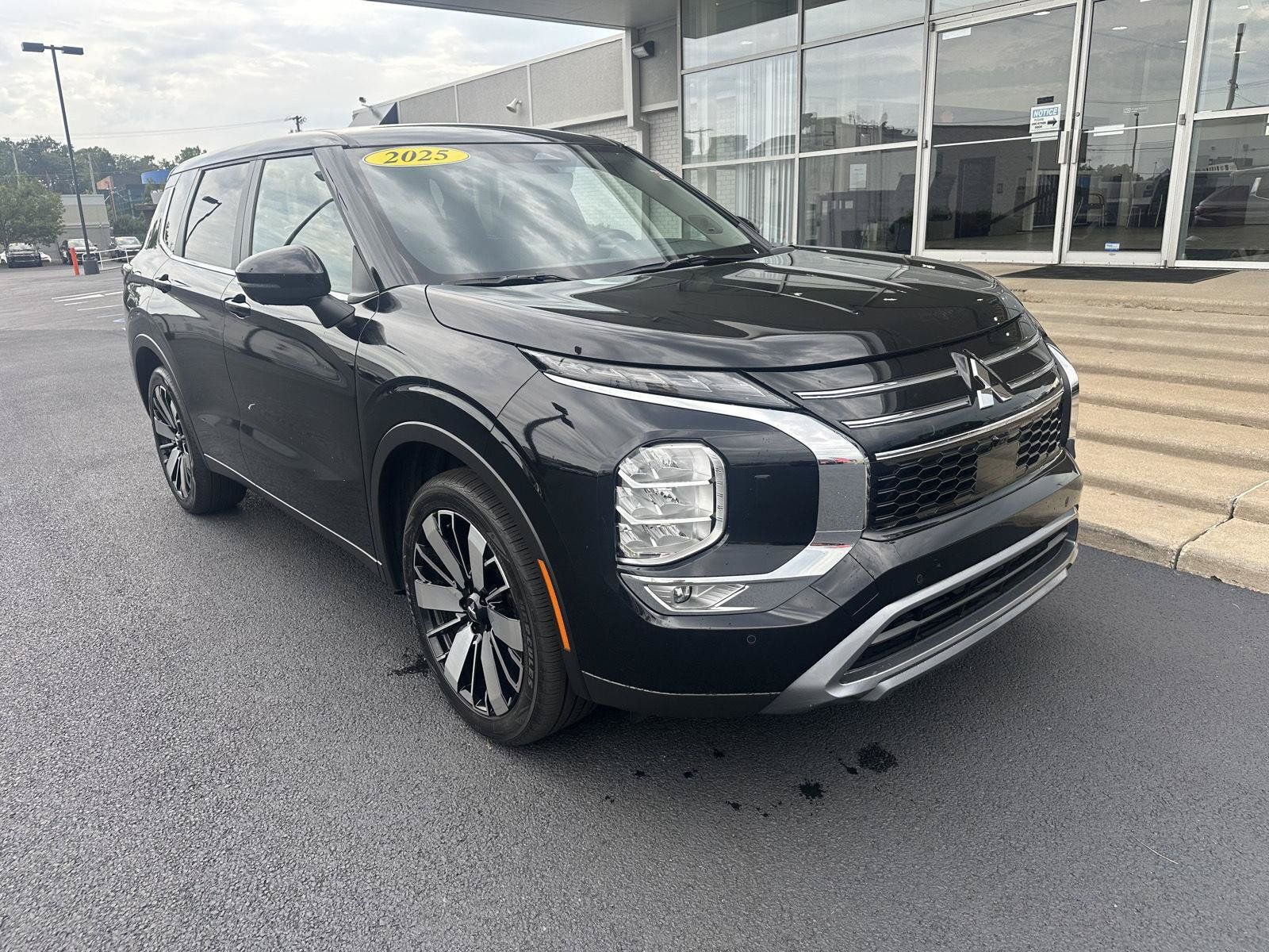 Used 2025 Mitsubishi Outlander AWD image 3
