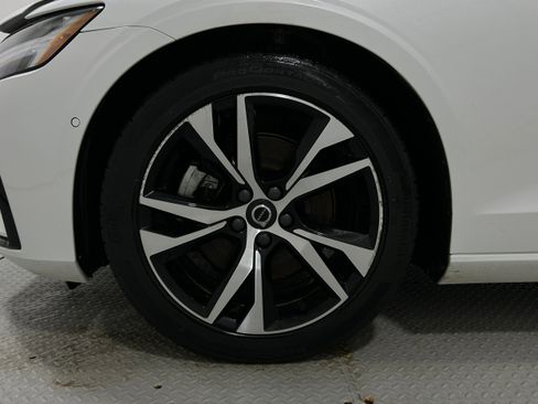 Used 2024 Volvo S60 B5 Plus image 32