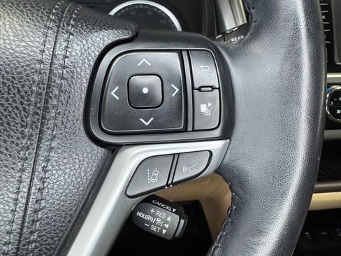 Used 2018 Toyota Highlander Limited AWD/4WD image 16