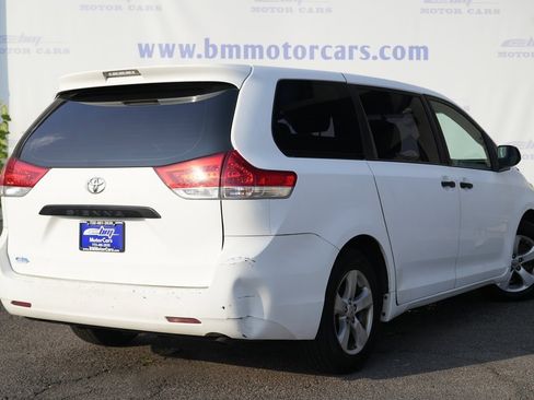 Used 2011 Toyota Sienna image 3
