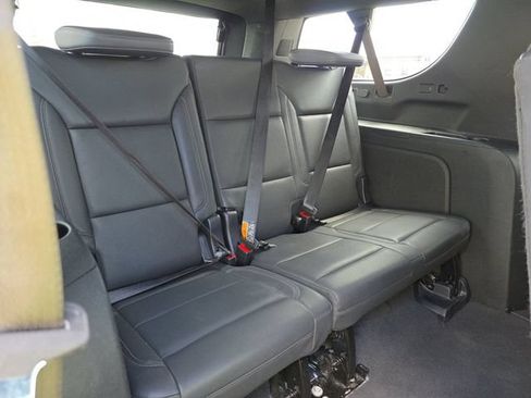 Used 2025 Chevrolet Suburban Z71 AWD/4WD image 9