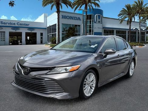 Used 2018 Toyota Camry XLE FWD image 4